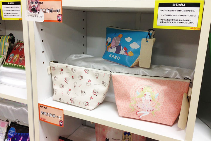 合皮三角ポーチ。手作りでは難しい合皮印刷＋加工。頼もしいです！